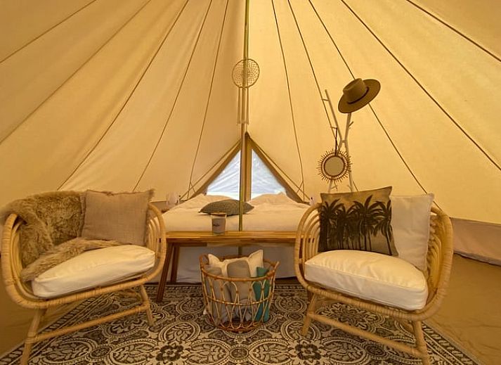 Vakantiehuis in De Hoeve, gelegen op het Friese platteland, met regenboog boven de natuur.