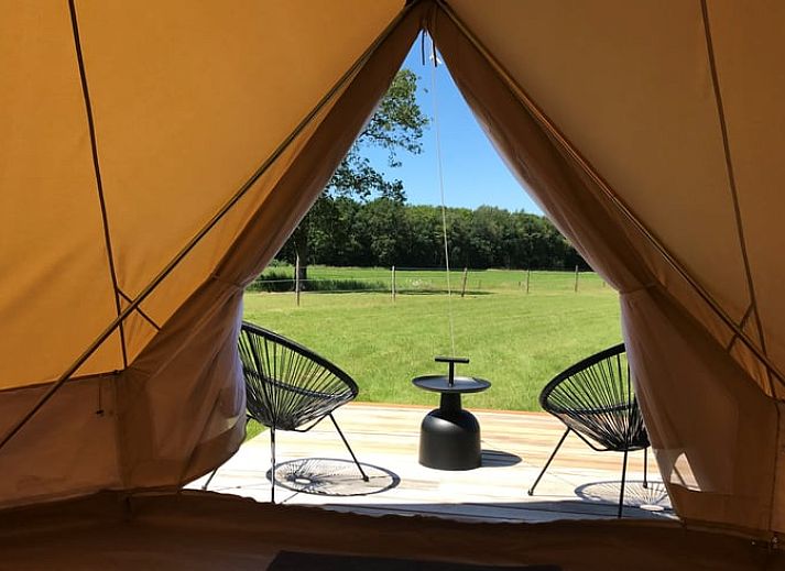 Vakantiehuis in De Hoeve, gelegen op het Friese platteland, met regenboog boven de natuur.