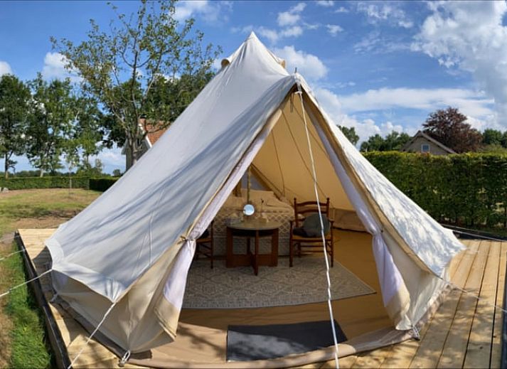 Vakantiehuis in De Hoeve, gelegen op het Friese platteland, met regenboog boven de natuur.
