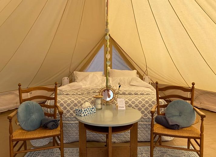 Binnenruimte van Vakantiehuis in De Hoeve, Friesland, gezellig ingericht met rieten stoelen.