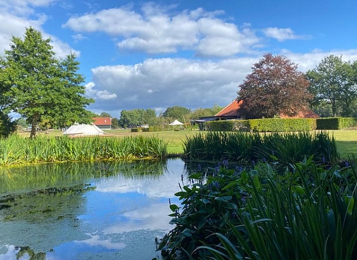 Binnenruimte van Vakantiehuis in De Hoeve, Friesland, gezellig ingericht met rieten stoelen.