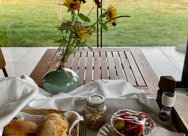 Comfortabele slaapkamer in Vakantiehuis in De Hoeve, gelegen op het Friese platteland.