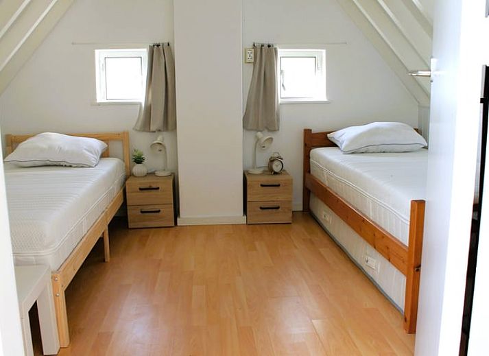 Bluehender Garten am Ferienhaus in Tjerkgaast, umgeben von der Natur Frieslands.