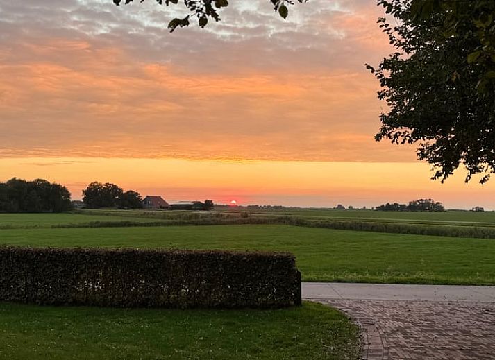 Aussicht auf weite Felder rund um das Ferienhaus in Tjerkgaast, Friesland.
