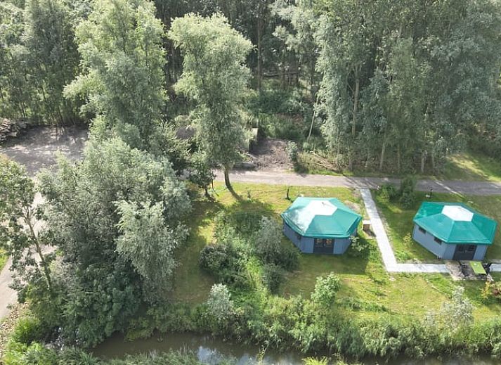 Luchtfoto van Vakantiehuisje in Jislum op het Friese platteland, omringd door weelderige natuur en rustgevende omgeving.