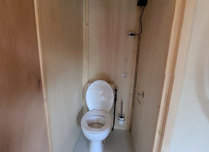 Luchtfoto van Vakantiehuisje in Jislum op het Friese platteland, omringd door weelderige natuur en rustgevende omgeving.