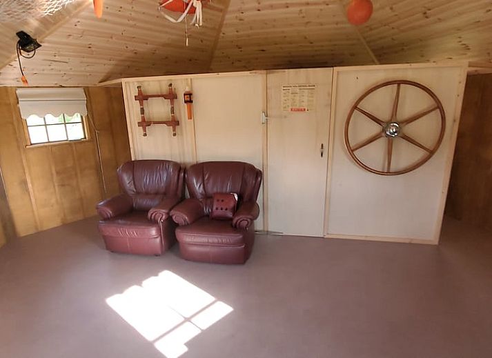 Luchtfoto van Vakantiehuisje in Jislum op het Friese platteland, omringd door weelderige natuur en rustgevende omgeving.