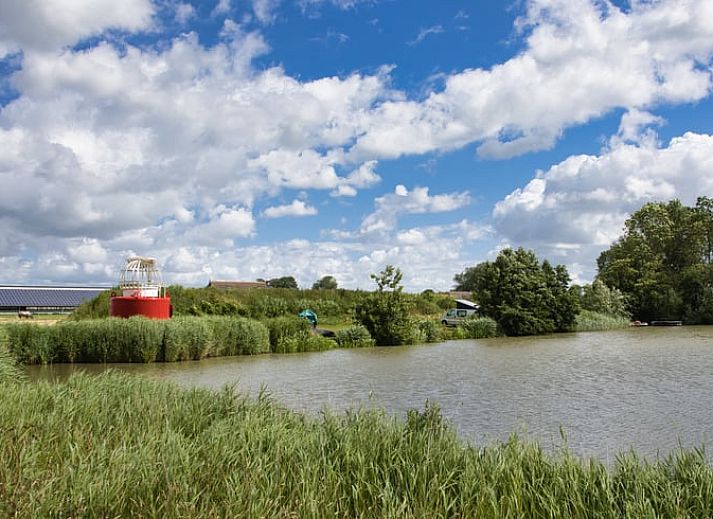 Geniet van een adembenemende zonsondergang vanuit de jacuzzi bij Vakantiehuisje in Jislum, gelegen in het serene Friese platteland.