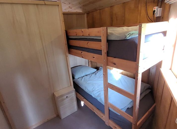 Geniet van een adembenemende zonsondergang vanuit de jacuzzi bij Vakantiehuisje in Jislum, gelegen in het serene Friese platteland.