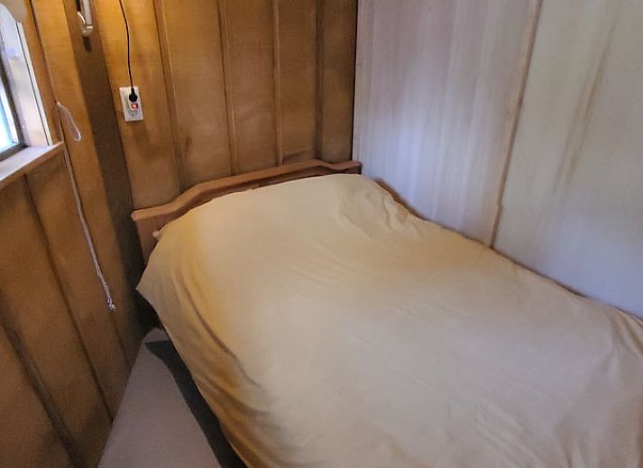 Geniet van een adembenemende zonsondergang vanuit de jacuzzi bij Vakantiehuisje in Jislum, gelegen in het serene Friese platteland.