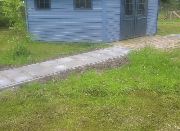 Geniet van een adembenemende zonsondergang vanuit de jacuzzi bij Vakantiehuisje in Jislum, gelegen in het serene Friese platteland.