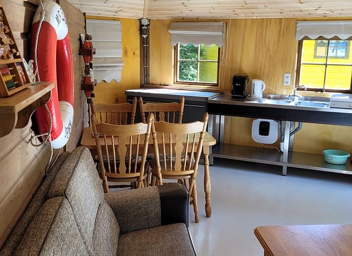 Unieke buitenkant van Vakantiehuisje in Jislum met een prachtig uitzicht over de weilanden van het Friese platteland.