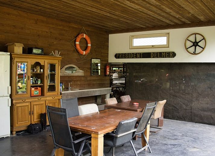 Moderne badkamerfaciliteiten in Vakantiehuisje in Jislum, een comfortabel verblijf op het rustige Friese platteland.