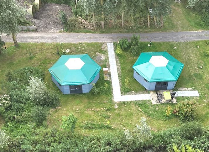 Gezellige binnenruimte van Vakantiehuisje in Jislum met comfortabele stoelen, ideaal voor ontspanning in Friesland.