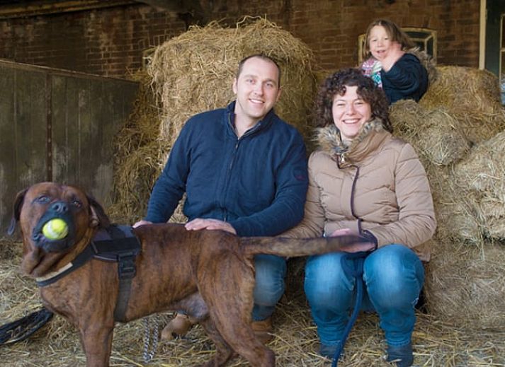 Gezellige binnenruimte van Vakantiehuisje in Jislum met comfortabele stoelen, ideaal voor ontspanning in Friesland.