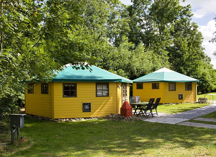 Unieke accommodatie bij zonsondergang in Vakantiehuisje in Jislum, Friesland, te midden van weilanden.