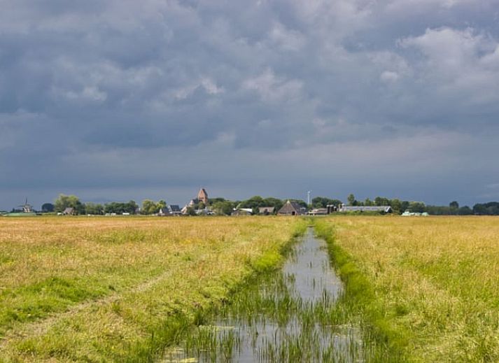 Unieke accommodatie bij zonsondergang in Vakantiehuisje in Jislum, Friesland, te midden van weilanden.