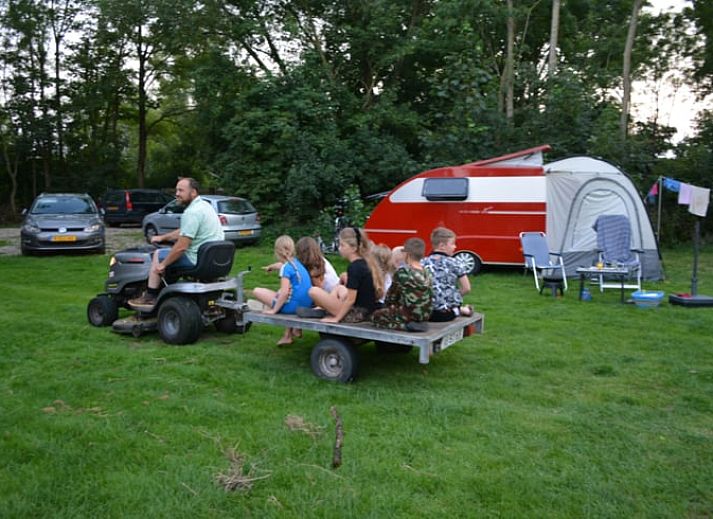 Gezellige binnenruimte van Vakantiehuisje in Jislum met houten interieur en moderne keuken.