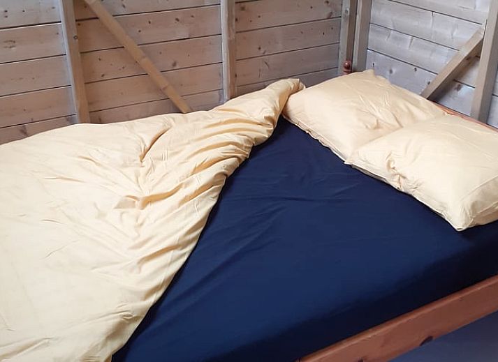 Gezellige binnenruimte van Vakantiehuisje in Jislum met houten interieur en moderne keuken.