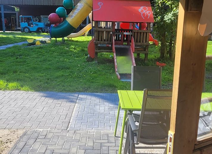 Ontspanning in een bubbelbad met uitzicht op de Friese natuur bij Vakantiehuisje in Jislum.