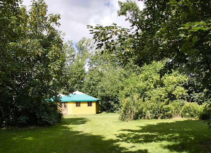 Waterplezier met opblaasbare eilanden bij Vakantiehuisje in Jislum, Friesland, omringd door natuur.