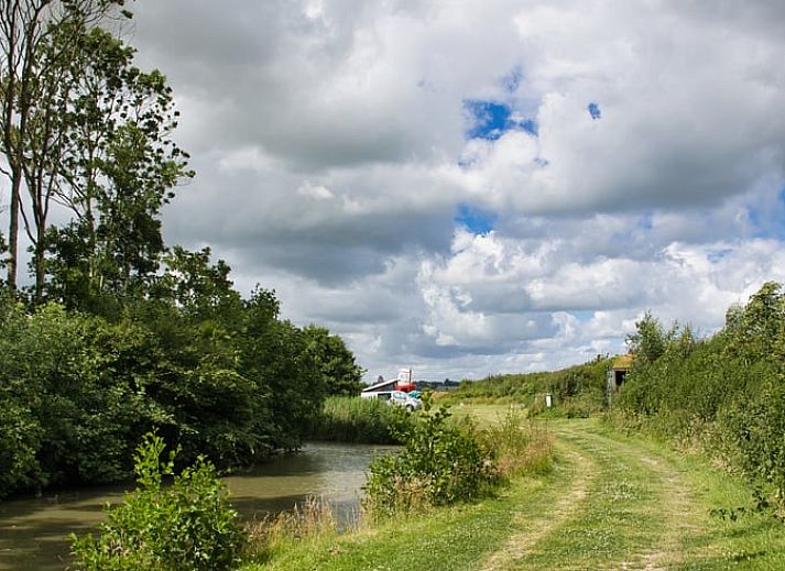 Waterplezier met opblaasbare eilanden bij Vakantiehuisje in Jislum, Friesland, omringd door natuur.