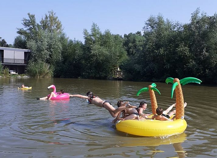 Unieke vuurtorenaccommodatie bij zonsondergang in Vakantiehuisje in Jislum, Friesland.