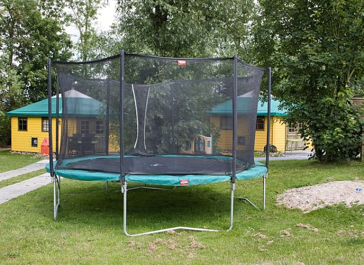 Ontspannen in een hottub met uitzicht op de Friese natuur in Vakantiehuisje in Jislum.