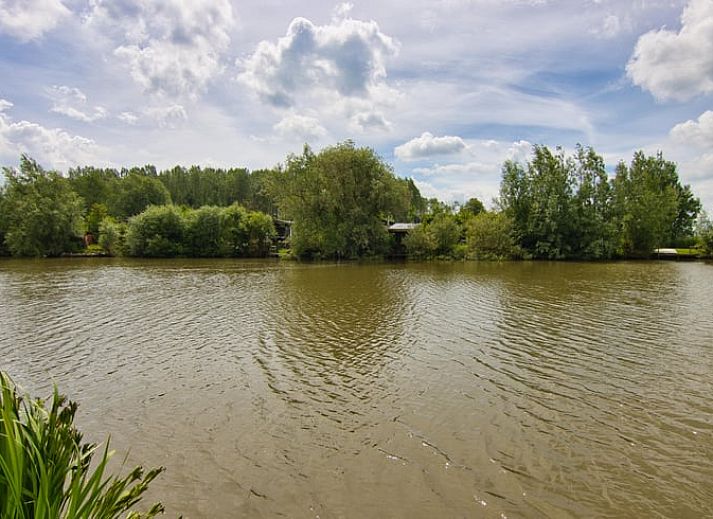 Ontspannen in een hottub met uitzicht op de Friese natuur in Vakantiehuisje in Jislum.