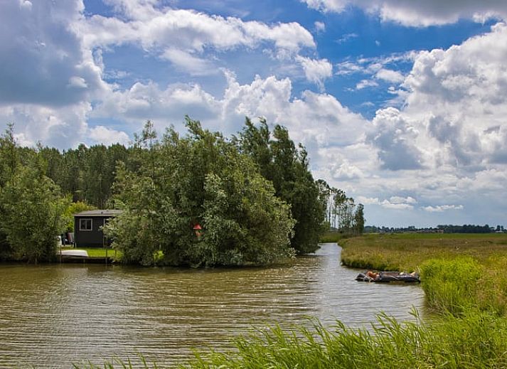 Ruime keuken in Vakantiehuisje in Jislum, ideaal voor een comfortabel verblijf op het Friese platteland.