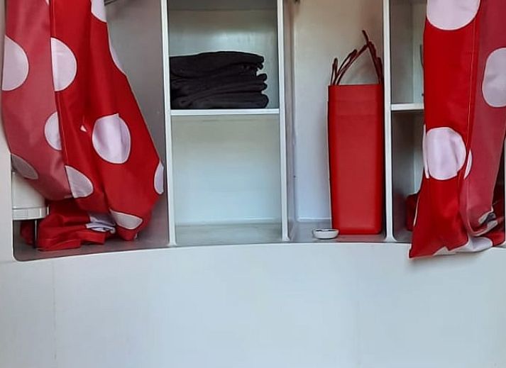 Kinderen genieten in de hottub met uitzicht op de natuur bij Vakantiehuisje in Jislum, Friesland.