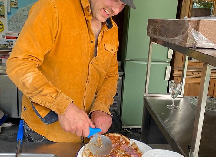 Comfortabele slaapkamer in Vakantiehuisje in Jislum, ideaal voor een ontspannen verblijf in Friesland.