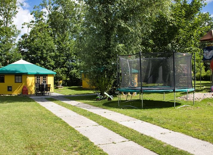 Comfortabele slaapkamer in Vakantiehuisje in Jislum, ideaal voor een ontspannen verblijf in Friesland.