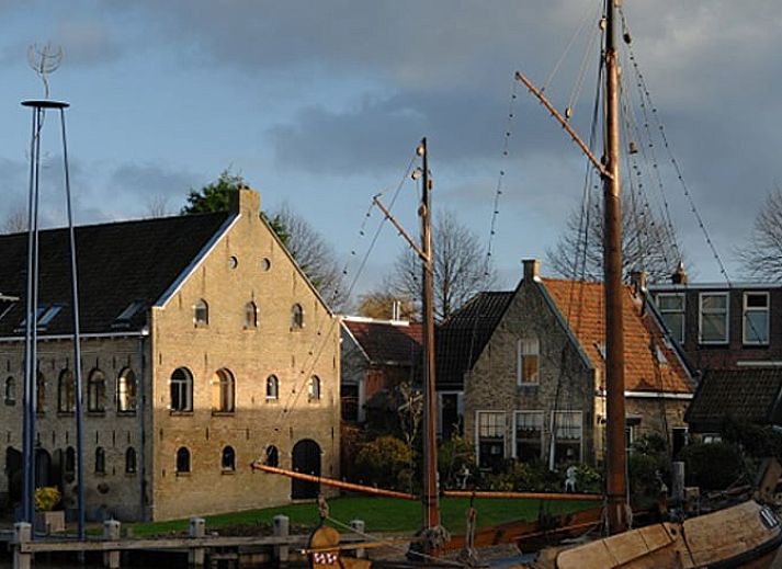 Comfortabele slaapkamer in Vakantiehuisje in Jislum, ideaal voor een ontspannen verblijf in Friesland.