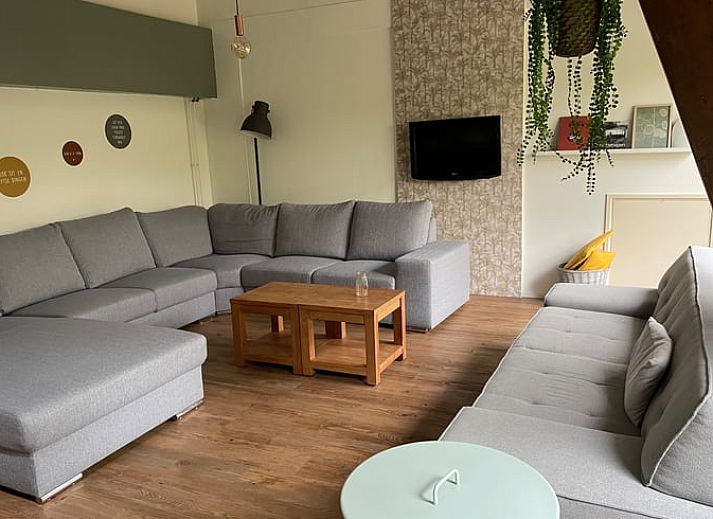 Zufahrtsstrasse zum Ferienhaus in Hegebeintum, umgeben von Baeumen und bunten Blumen in Friesland.