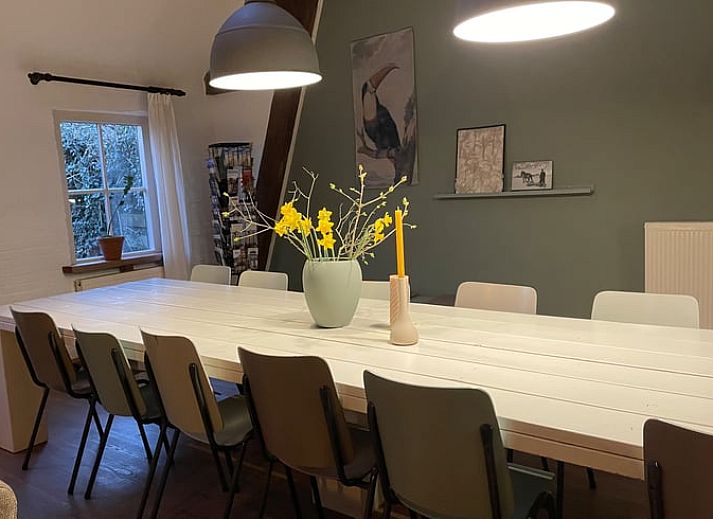 Zufahrtsstrasse zum Ferienhaus in Hegebeintum, umgeben von Baeumen und bunten Blumen in Friesland.