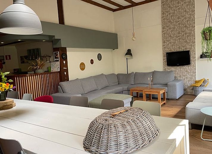 Zufahrtsstrasse zum Ferienhaus in Hegebeintum, umgeben von Baeumen und bunten Blumen in Friesland.