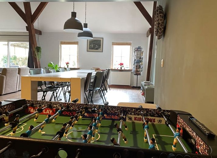 Picknickplatz am Ferienhaus in Hegebeintum, ruhige Umgebung mit gruenem Gras und Baeumen.