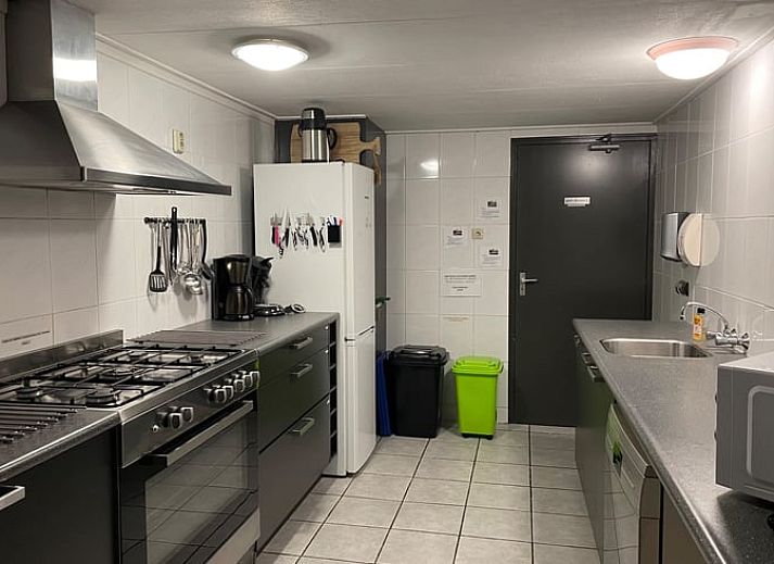 Picknickplatz am Ferienhaus in Hegebeintum, ruhige Umgebung mit gruenem Gras und Baeumen.