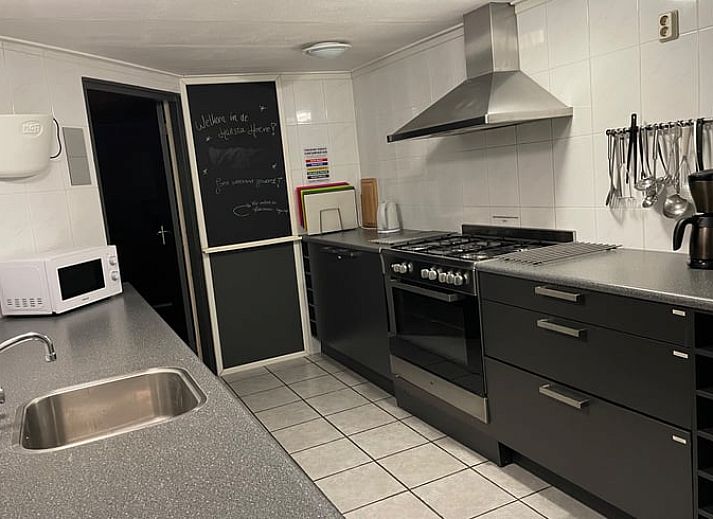 Picknickplatz am Ferienhaus in Hegebeintum, ruhige Umgebung mit gruenem Gras und Baeumen.