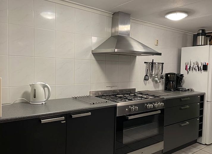 Picknickplatz am Ferienhaus in Hegebeintum, ruhige Umgebung mit gruenem Gras und Baeumen.