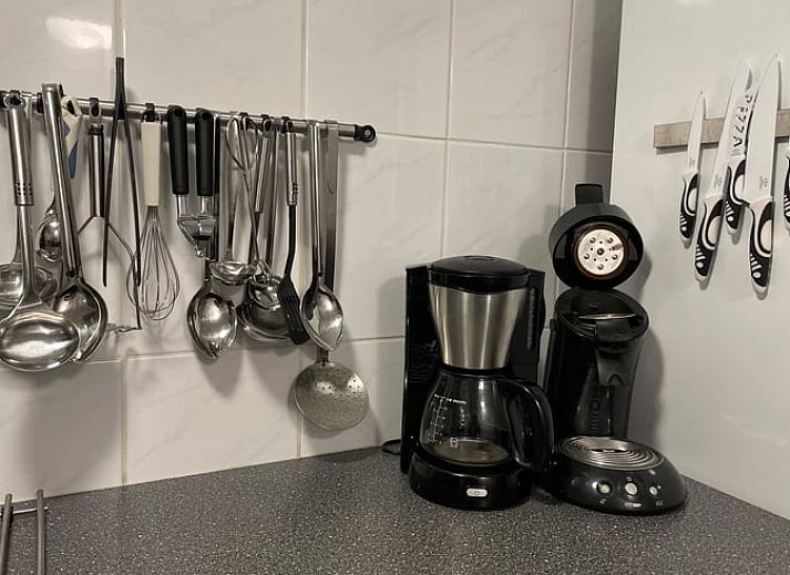 Gemuetliches Wohnzimmer im Ferienhaus in Hegebeintum, Friesland, mit bequemen Sofas und Holzboden.