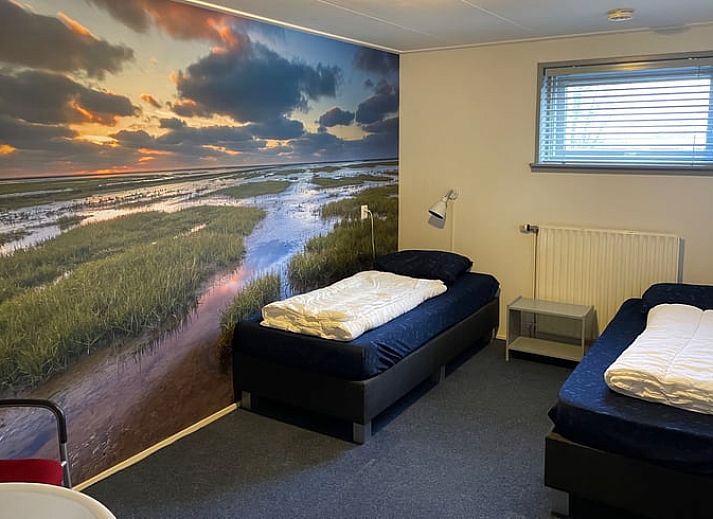 Stilvolle Bar und Lounge im Ferienhaus in Hegebeintum, ideal fuer Entspannung in der friesischen Landschaft.