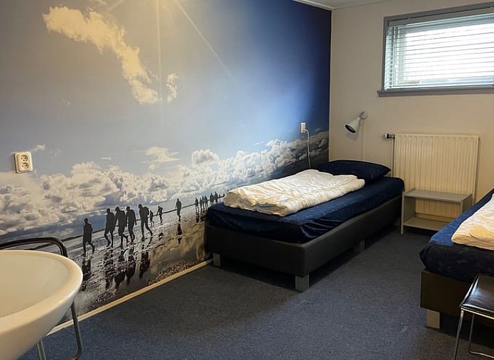 Stilvolle Bar und Lounge im Ferienhaus in Hegebeintum, ideal fuer Entspannung in der friesischen Landschaft.