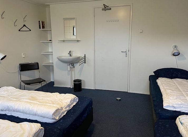 Stilvolle Bar und Lounge im Ferienhaus in Hegebeintum, ideal fuer Entspannung in der friesischen Landschaft.