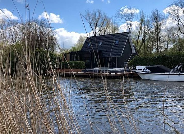 Vakantiehuisje in Bartlehiem aan het water met terras op het Friese platteland in Friesland.