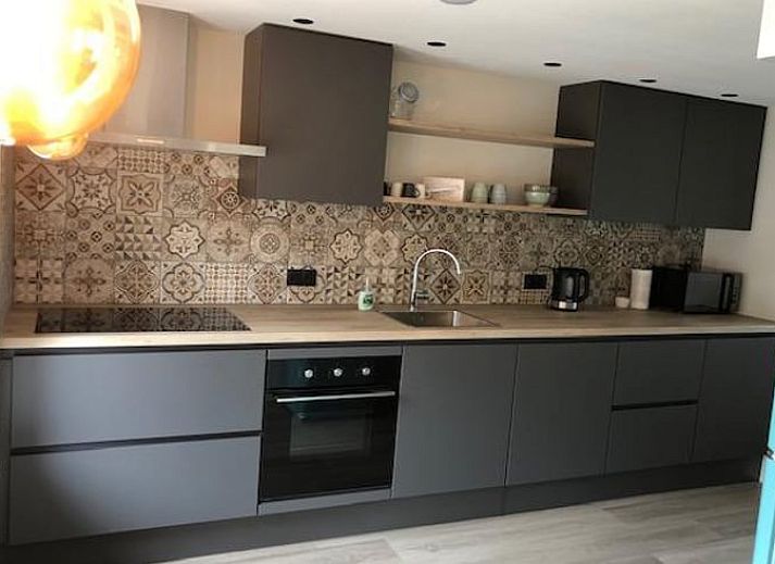 Rustieke vakantiewoning in Bartlehiem met aanlegsteiger en boot, gelegen in Friesland.