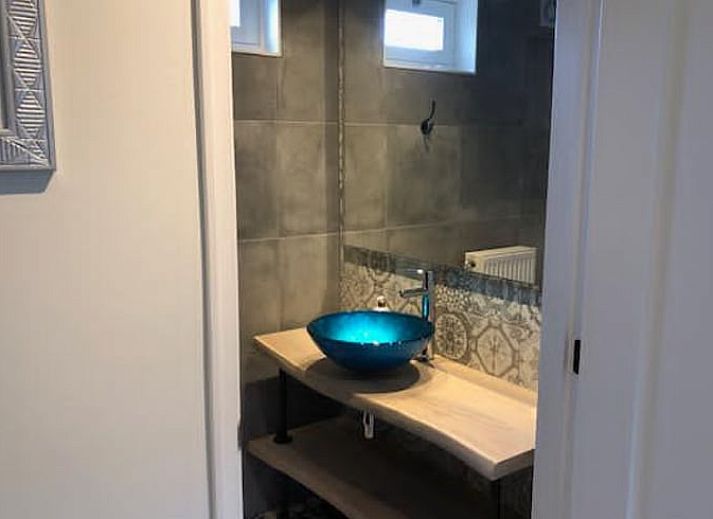 Winterlandschap bij Vakantiehuisje in Bartlehiem met besneeuwd kanaal op het Friese platteland.