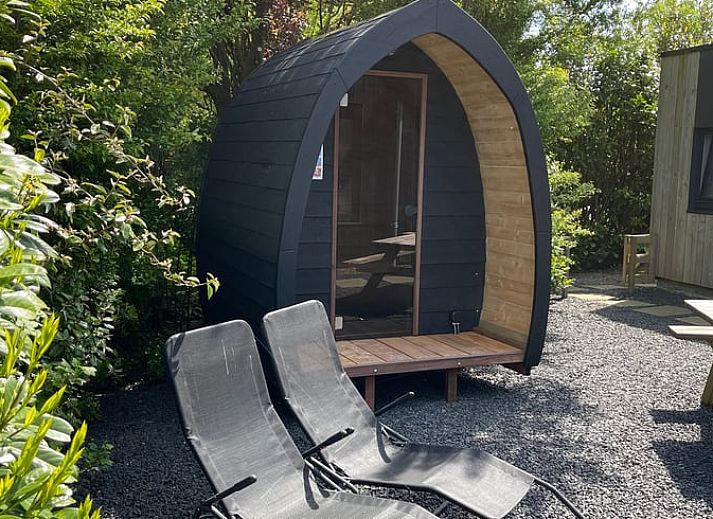 Winterlandschap bij Vakantiehuisje in Bartlehiem met besneeuwd kanaal op het Friese platteland.