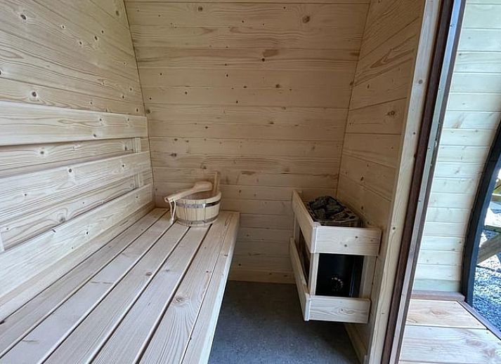 Winterlandschap bij Vakantiehuisje in Bartlehiem met besneeuwd kanaal op het Friese platteland.